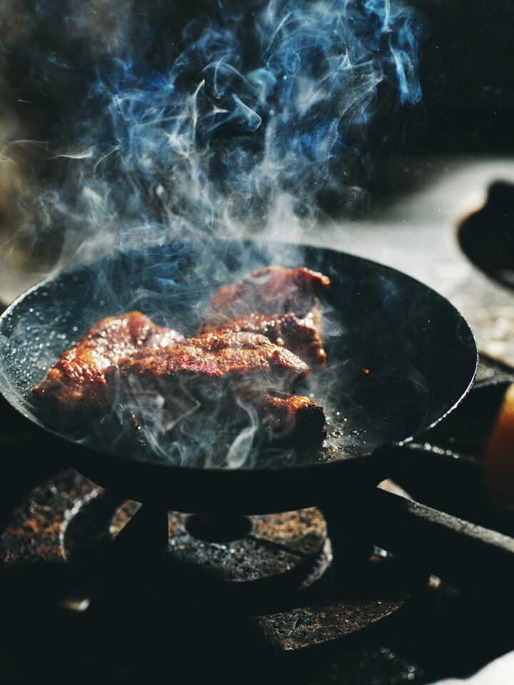 ☆工作人员推荐！附赠KNEADERS套餐和免费饮料☆【包含5种特色小吃和肉类组合（牛腩排、粗绞香肠、香草烤小鸡）等13道菜品7种菜品的套餐】包含啤酒、威士忌苏打水、各种酸味饮料、以及本店引以为豪的葡萄酒自助餐的套餐♪】