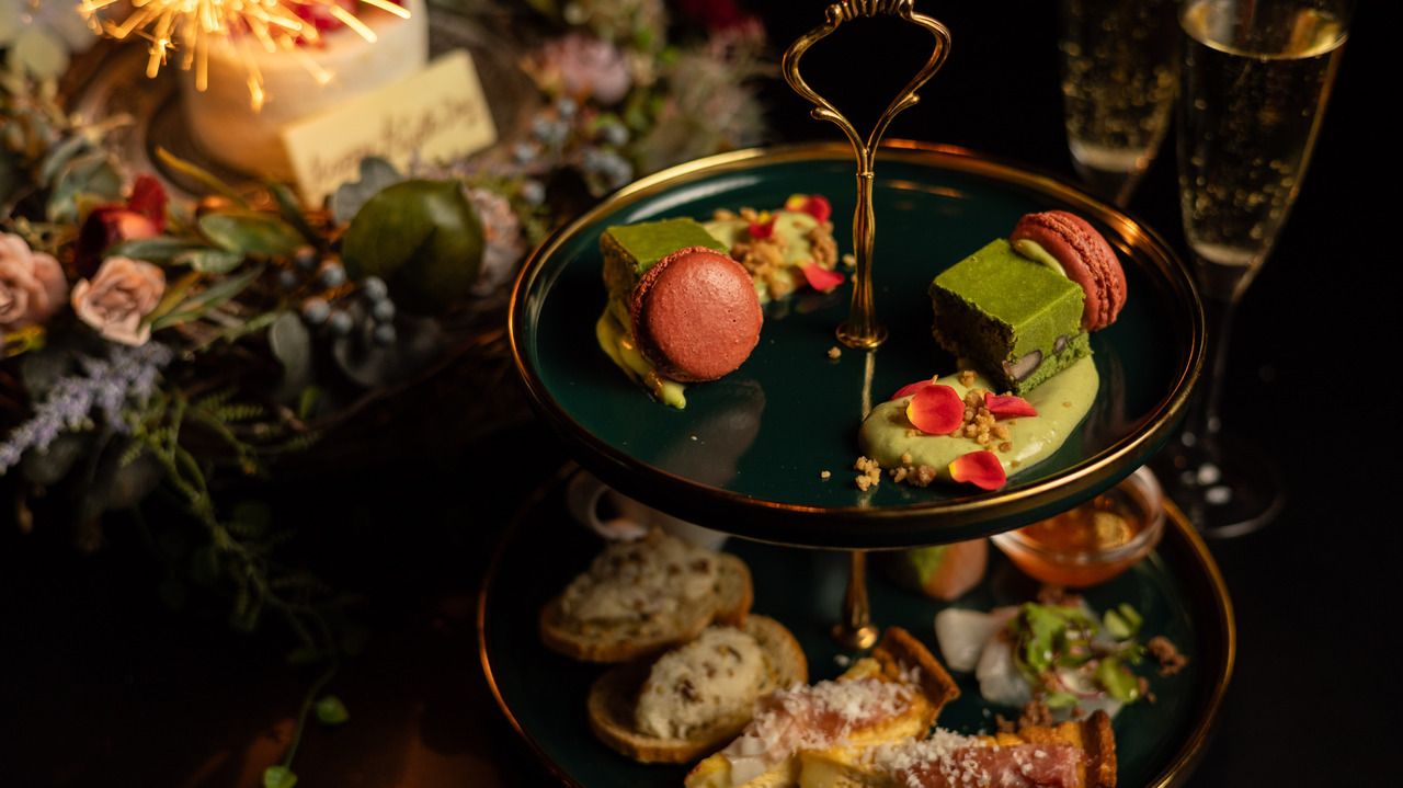 [Late Night Christmas Plan only available from December 20th to 26th] A little luxury Christmas at a later time Perfect for various celebrations Christmas bouquet cake & sparkling wine included