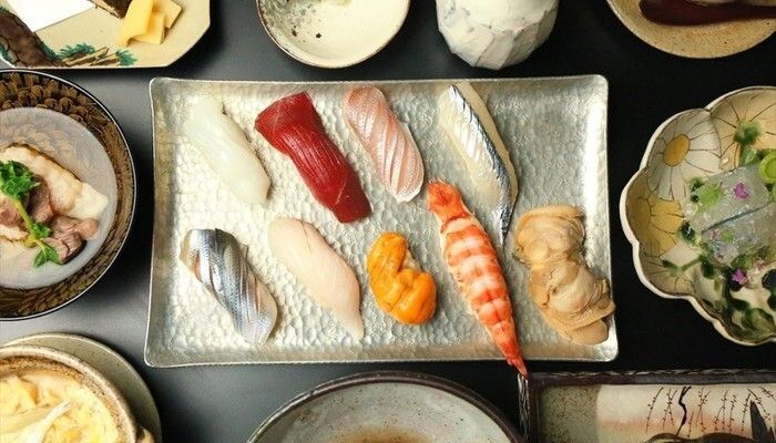 Neun Gerichte und Sushi nach Geschmack – Omakase-Küche