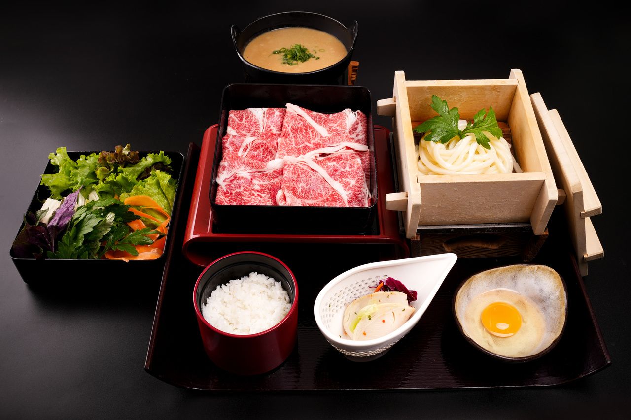 【四川風薬膳鍋御膳】～国産牛肩ロース、国産野菜、〆のうどんを付けて～