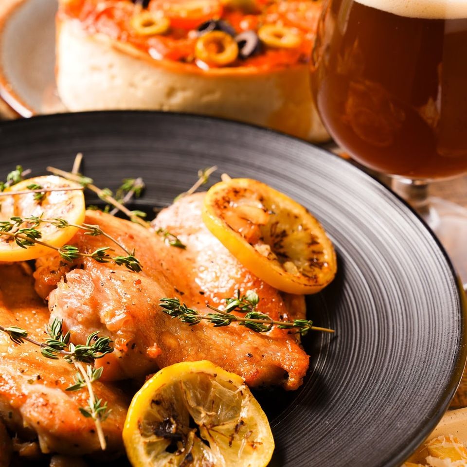 【2025忘年会】【乾杯ドリンク付き】旬野菜のチョップドサラダからシカゴピザまで！デリリウムいいとこ取りコース...3,900yen 2名様~