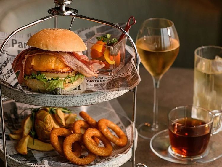 Magic Hour Fifty-Five ~ Burgers and drinks at twilight ~