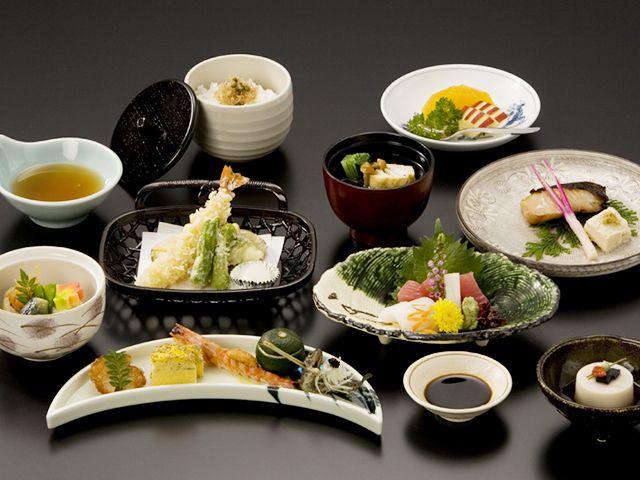 夏日懷石料理套餐：烤香魚、京都自然料理等10道菜+日本啤酒