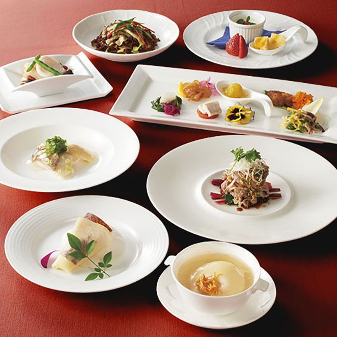 【乾杯ドリンク＆食後のコーヒー＆デザートにごま団子をプラス　WEB＆休日ランチタイム限定】みなとみらいの景色と共に東天紅名菜、ふかひれと鮑のスープがメインの豪華コース