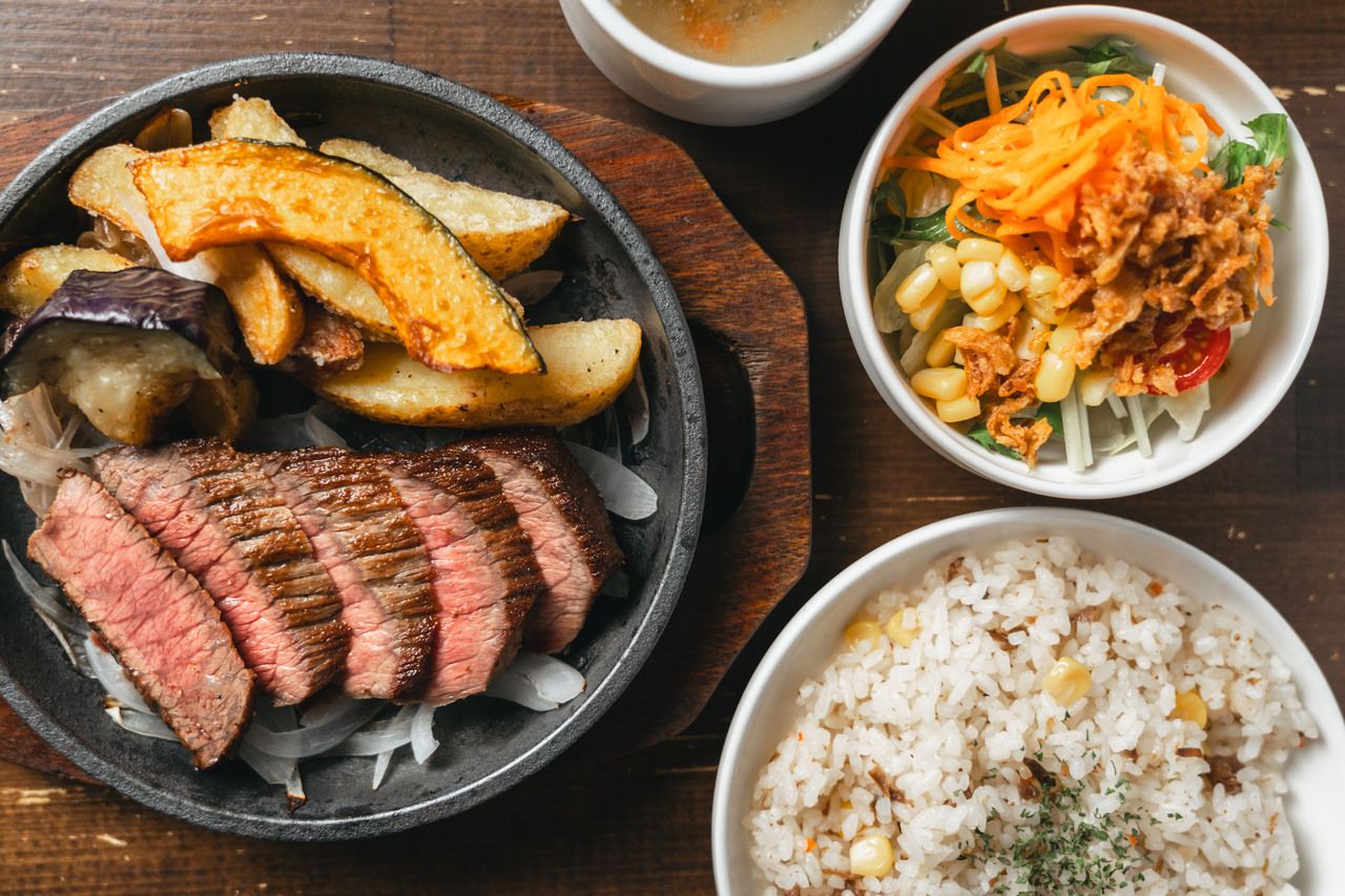 ♠︎ Kobe Beef A5 Teppan Steak — Lean 150 g with Deluxe Tapas ♠︎ (Also available served on a plate) Includes an appetizer assortment, soup, salad, homemade pilaf, white rice or bread, and dessert. ◎ Can be changed to a premium lean steak or a marbled steak.