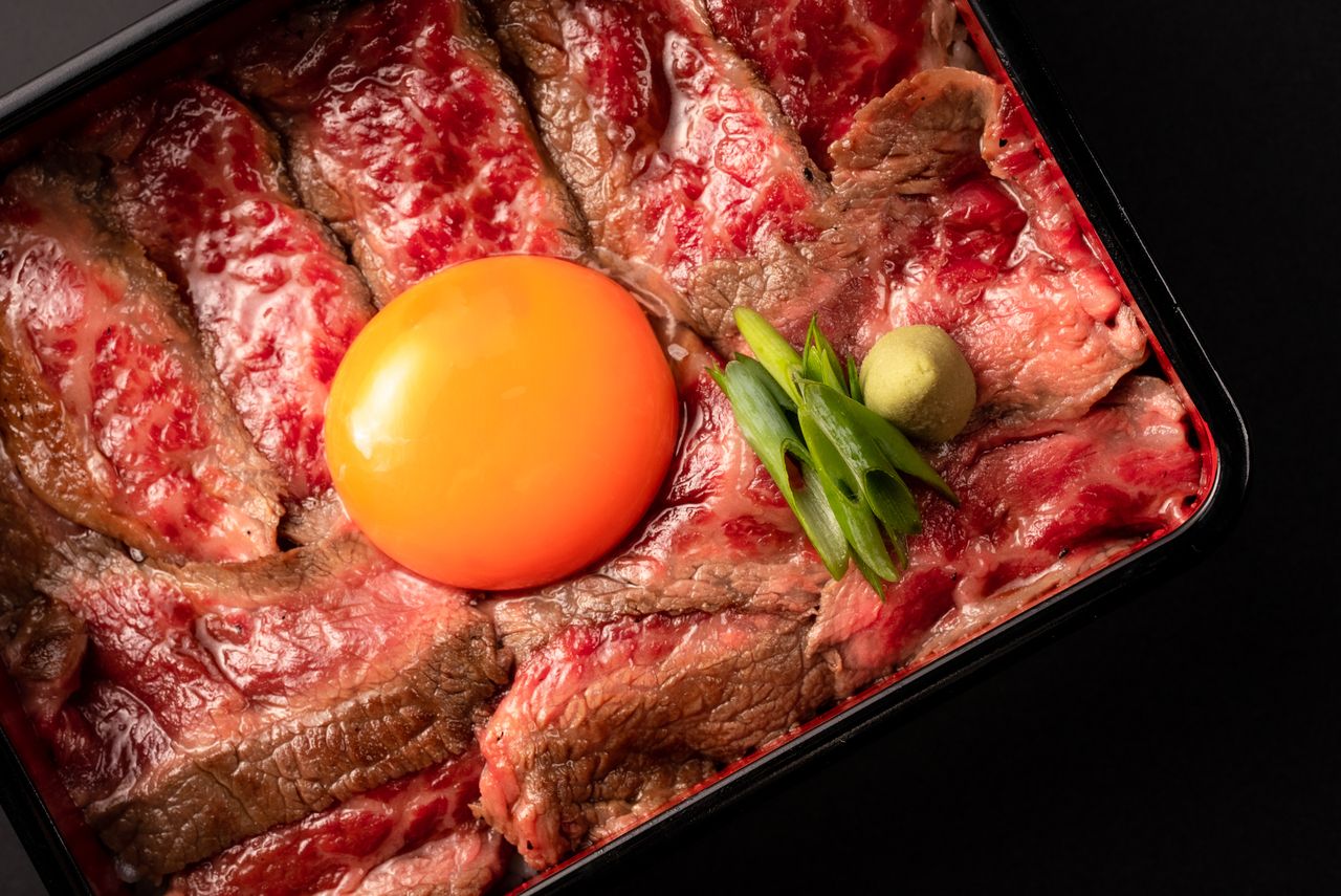 Tazón de arroz con filete de ternera que se derrite en la boca