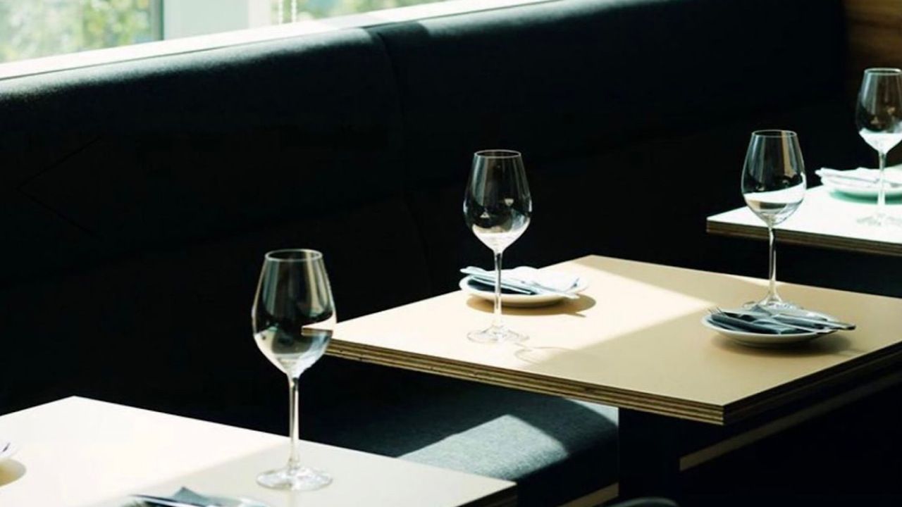 PREMIUM LUNCH COURSE — 平日限定，含一杯祝酒用起泡酒！共四道：前菜、意面、主菜等。