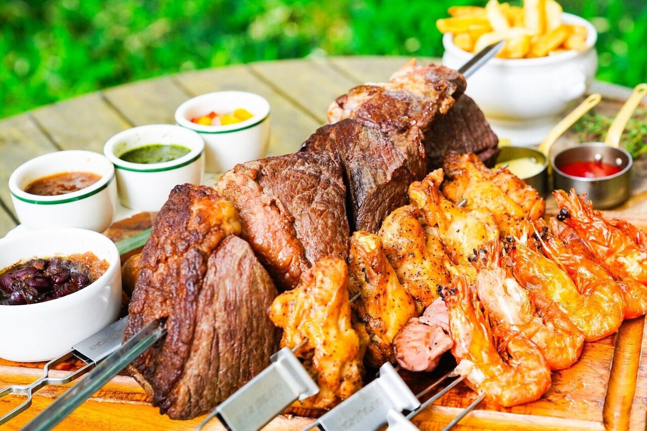 【2025忘年会】【2H飲み放題】【シュラスコ風BBQコース】US産アンガス牛2種＆焼き海老、骨付き鶏まで！サラダ、フリッツお代わり自由！！...6,480yen 4名様~