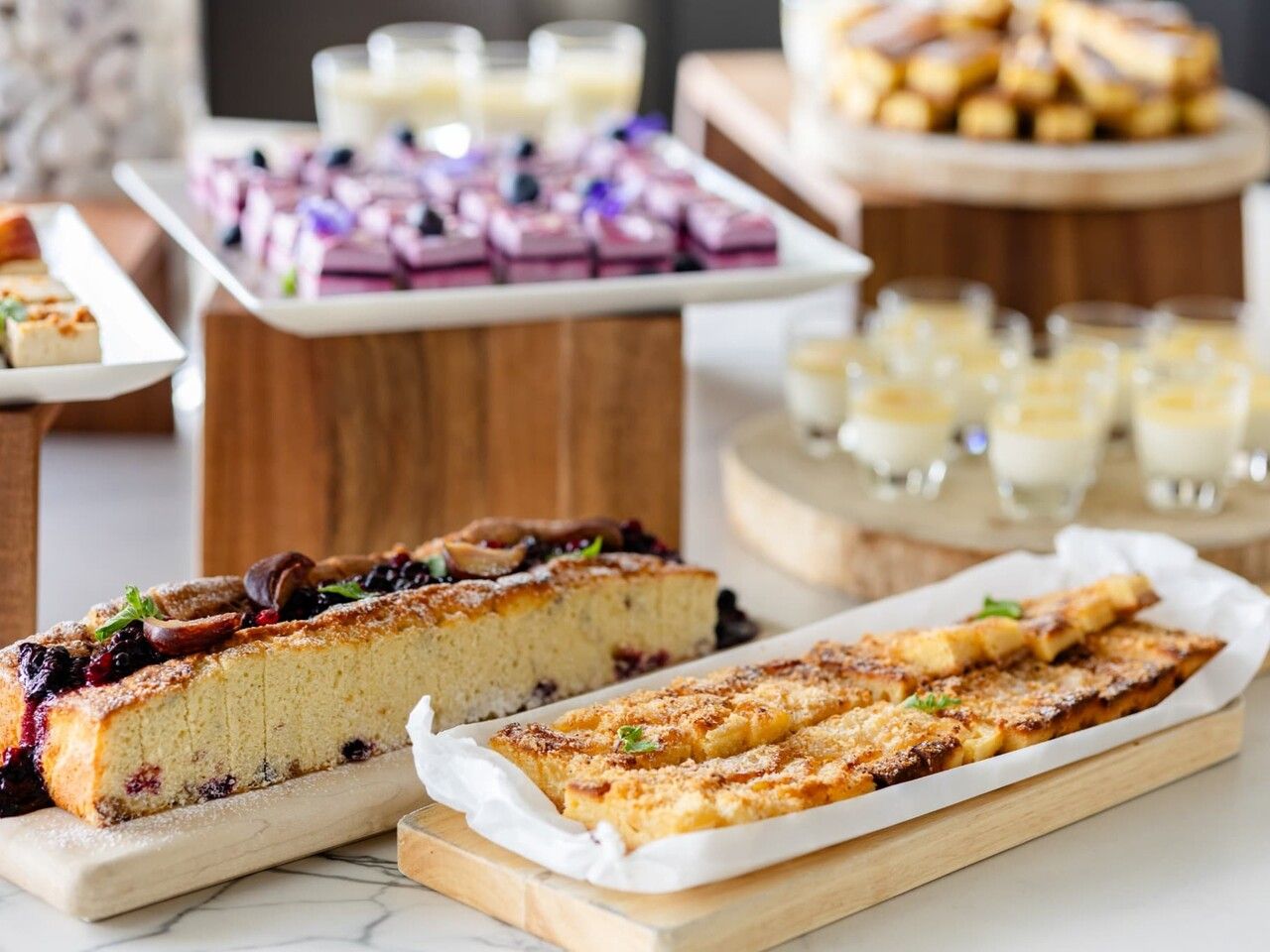 [90-minute weekend and holiday lunch buffet] Choose your main course, enjoy a wide selection of desserts, and enjoy free drinks including Kobe tea