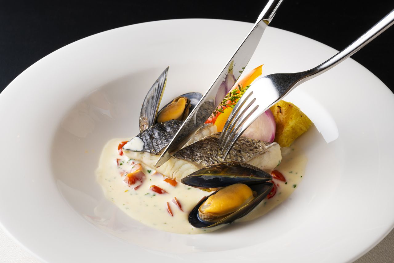 [Lunch Buffet] Choose your main dish + half buffet style