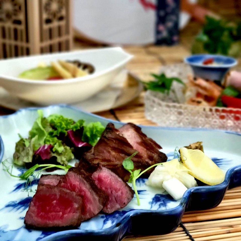 【夜景×仙台名物厚切り牛タンと仙台牛モモ肉が愉しめる彩り会席】　嵯峨　