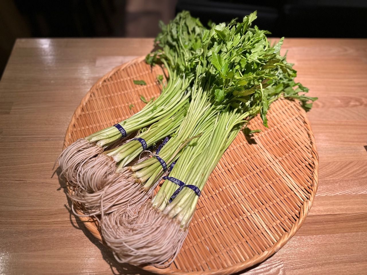 三関セリと猪団子お鍋を含む5500円のおまかせ料理