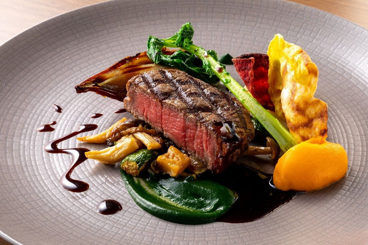 Lunch buffet with a choice of main course [January]