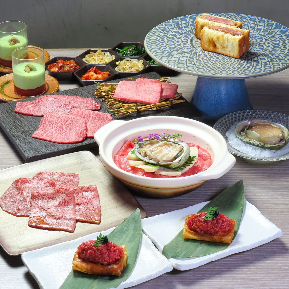 【季節限定桜咲く春爛漫コース】　季節の食材を組み合わせた春巻きユッケと鮑×筍の土鍋ご飯を堪能できます。普段とは少し違ううしふじを楽しみたい方におすすめの期間限定コースです。【生ビール含む飲み放題付】