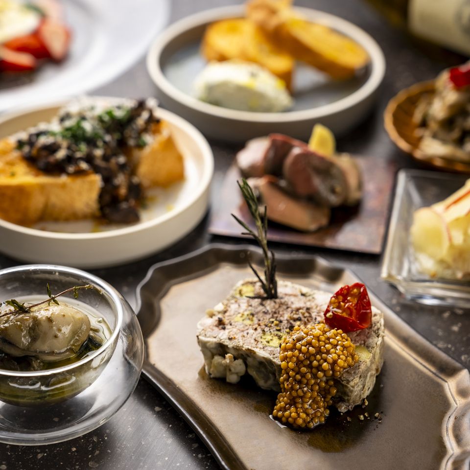 《一番人気のスタンダードコース》魚・肉のメインを2種類と多様な一品メニューを加えた大満足コース