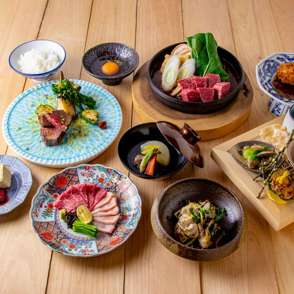 【全7品＋フリーフロー2H】神戸牛コース 極上肉てっさ、おばんざい５種盛り、蟹クリームコロッケ、黒毛和牛サーロイン角切りと神戸牛の江戸味噌すき焼き、土鍋銀しゃり、いちごの生大福