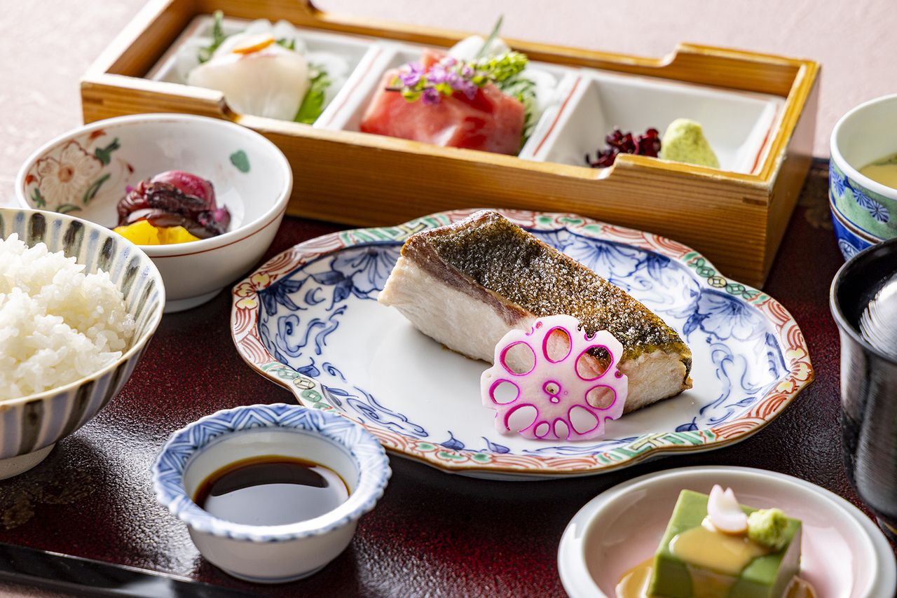 [Lunch & Dinner / Weekends & Holidays] Fresh Fish Sashimi and Charcoal Grill Set Meal (Directly Delivered from Toyosu Market)