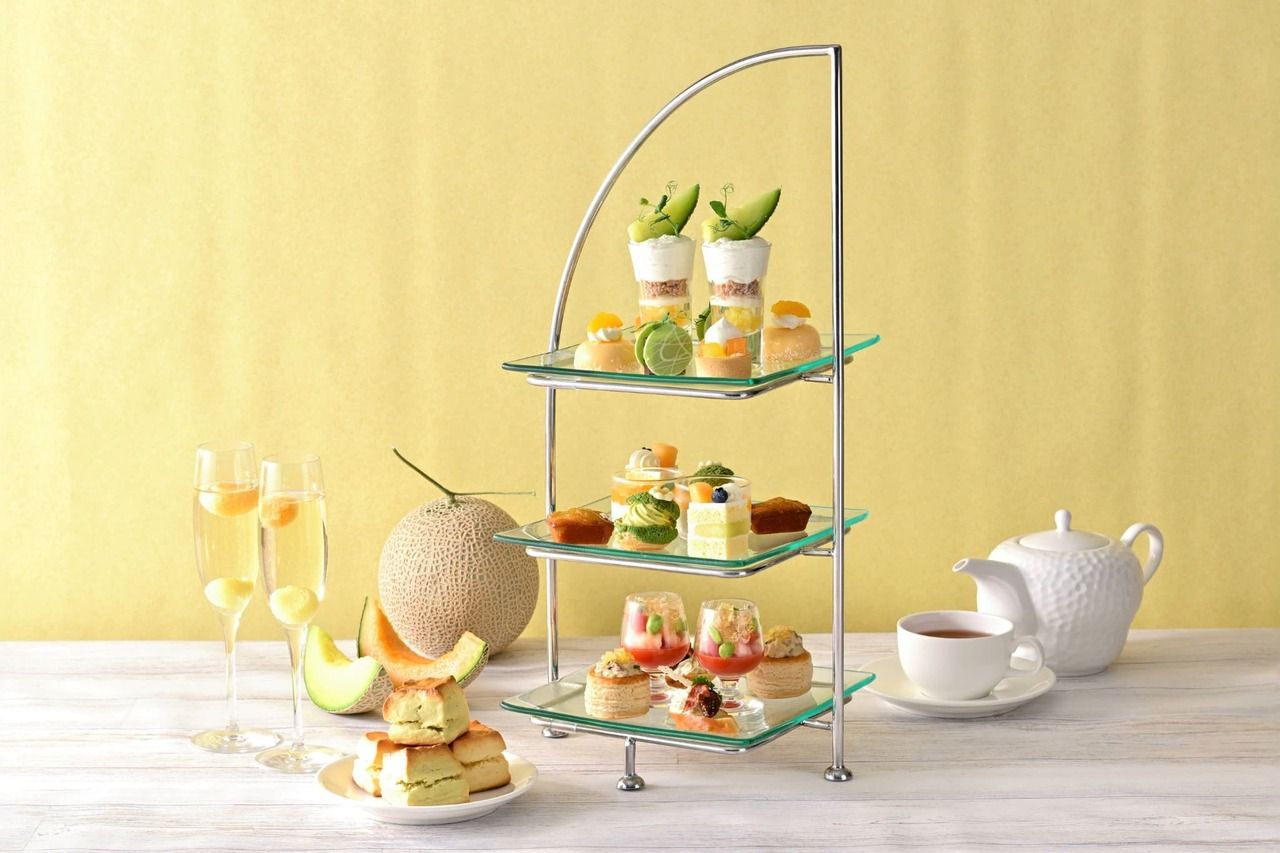 Melon Afternoon Tea with 25 Free Café Choices (Includes Melon Sparkling Wine) | 8,200 yen