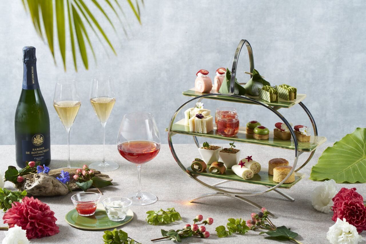 Afternoon tea set (with a glass of champagne)