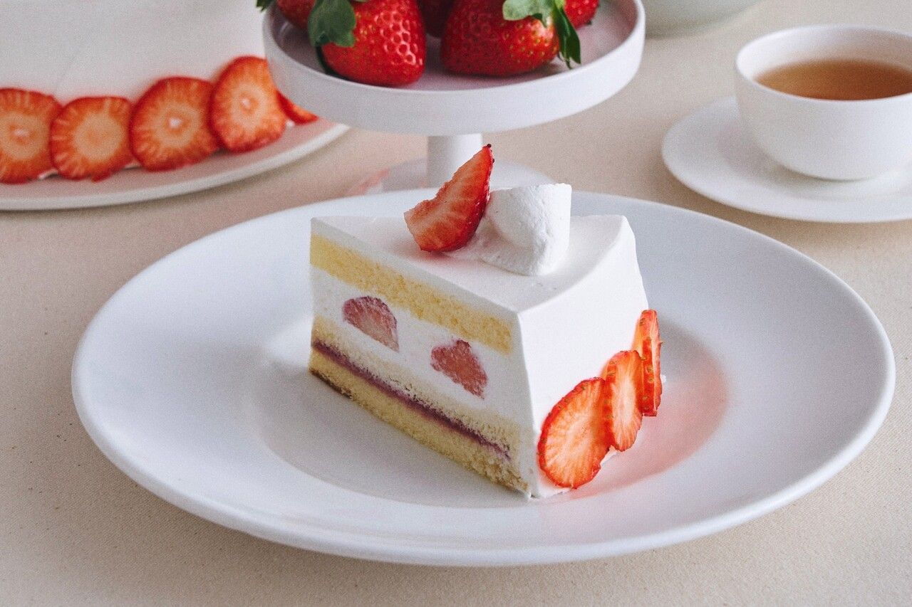 【4/1～スタート！】ドリンクセット / “朝摘み完熟紅ほっぺ”いちごのふわ生ショートケーキ