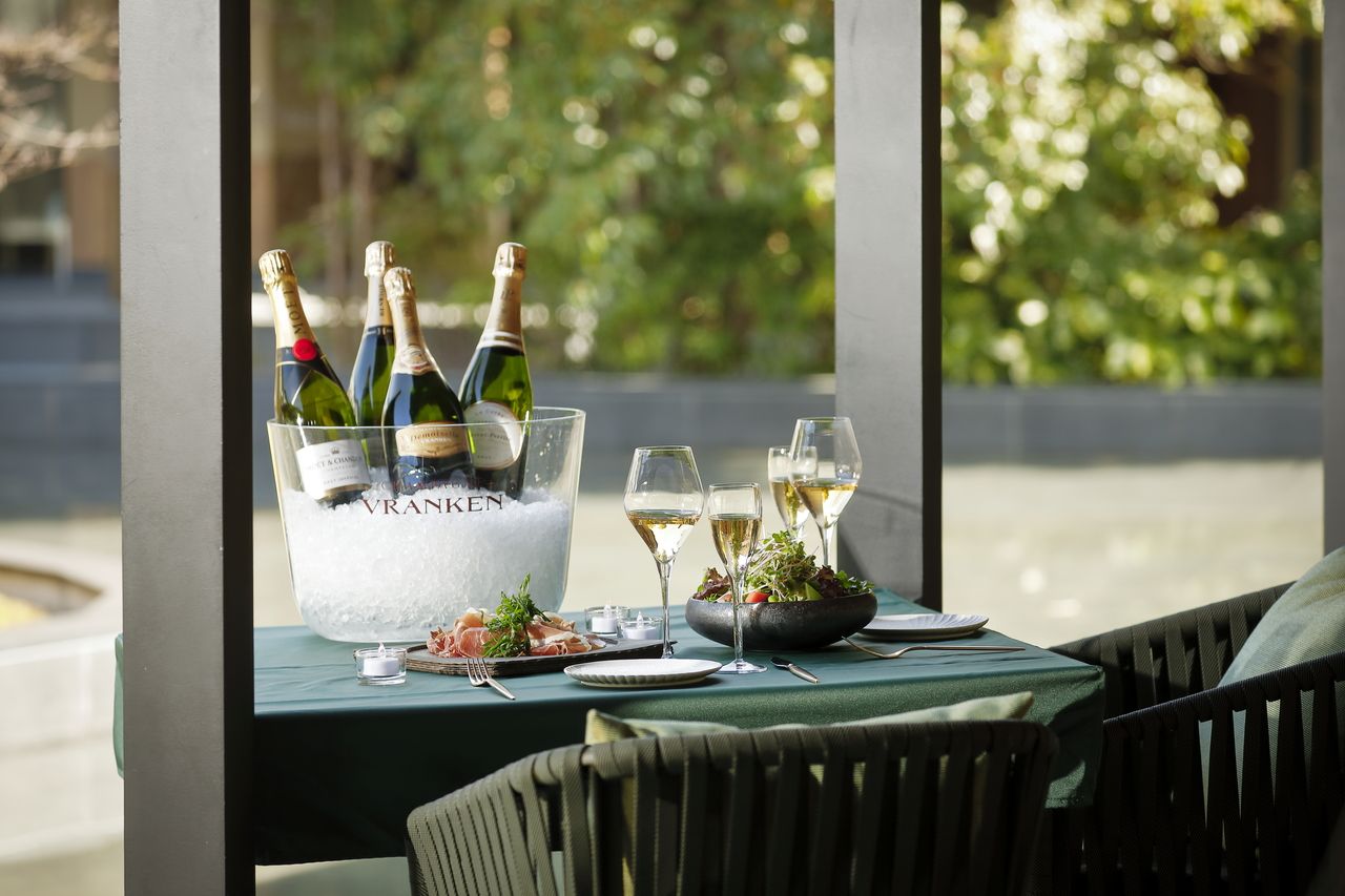 水盤を望む「離れ」の席で愉しむシャンパン・リュミエール / 選べるお料理付き