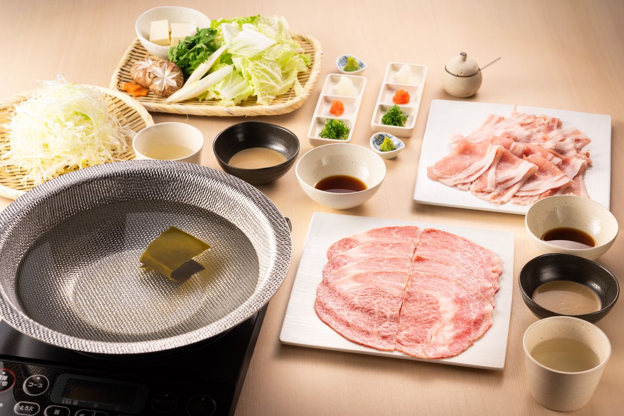 មុខម្ហូបដ៏ប្រណីតមួយដែលមានសាច់ជ្រូក និងសាច់គោ។