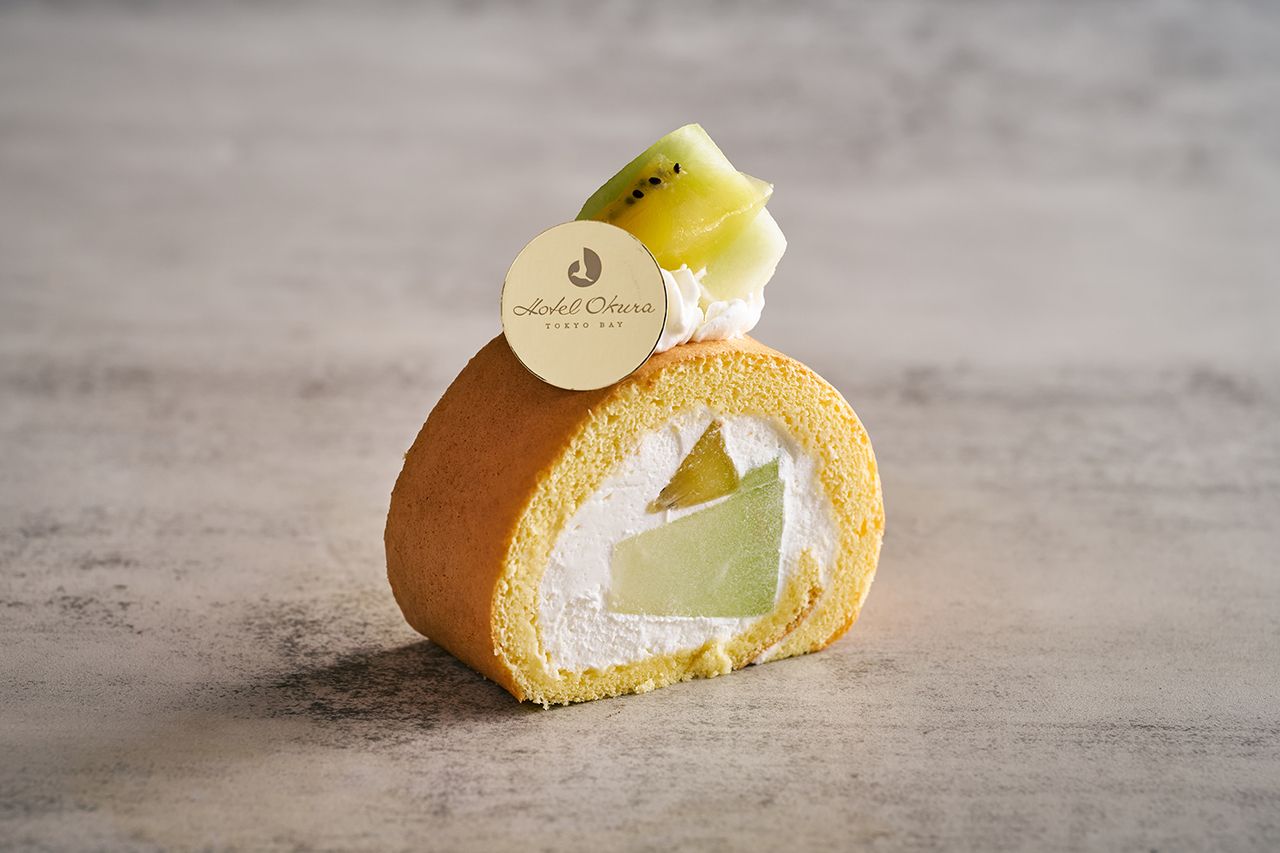 [Sweets] Melon and Golden Kiwi Roll Cake