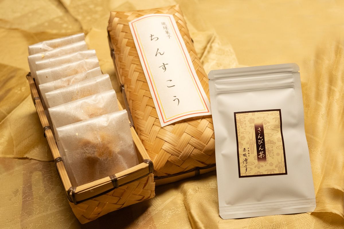 Okinawan sweets Chinsuko [with Sanpin tea set]