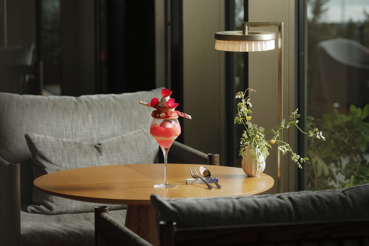 Menú de almuerzo con parfait de melocotón