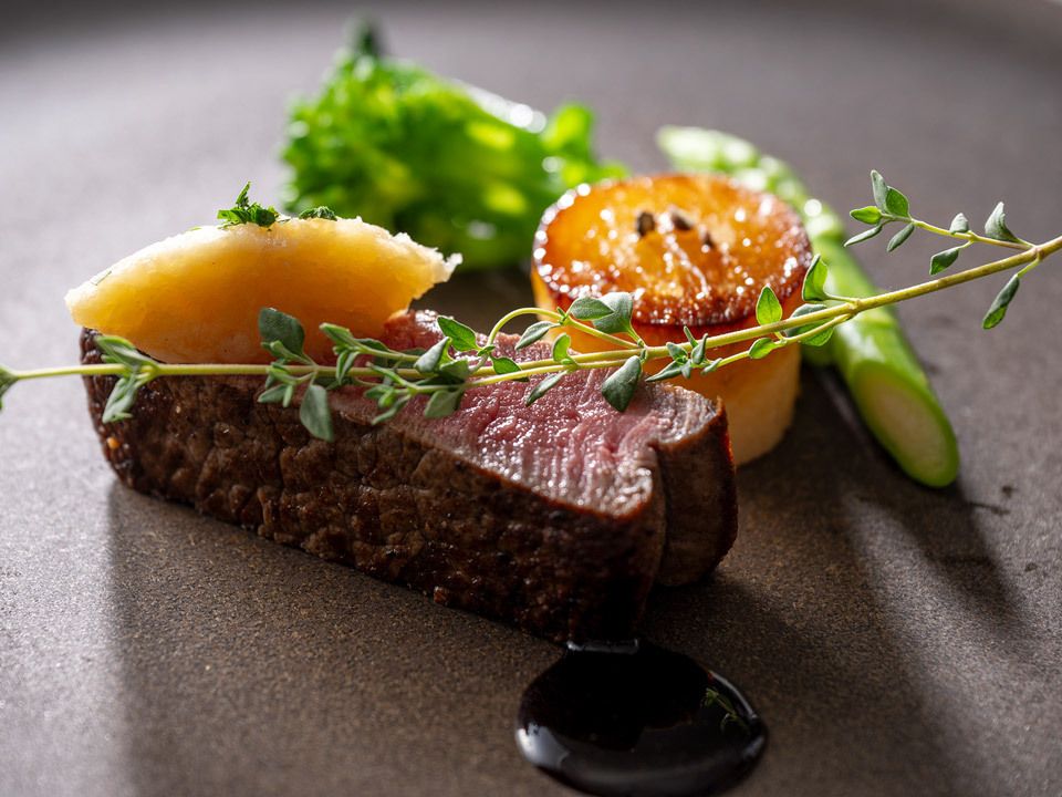  Includes a complimentary glass of sparkling wine! Seasonal full course meal with your choice of both fish and meat dishes | 8,500 yen