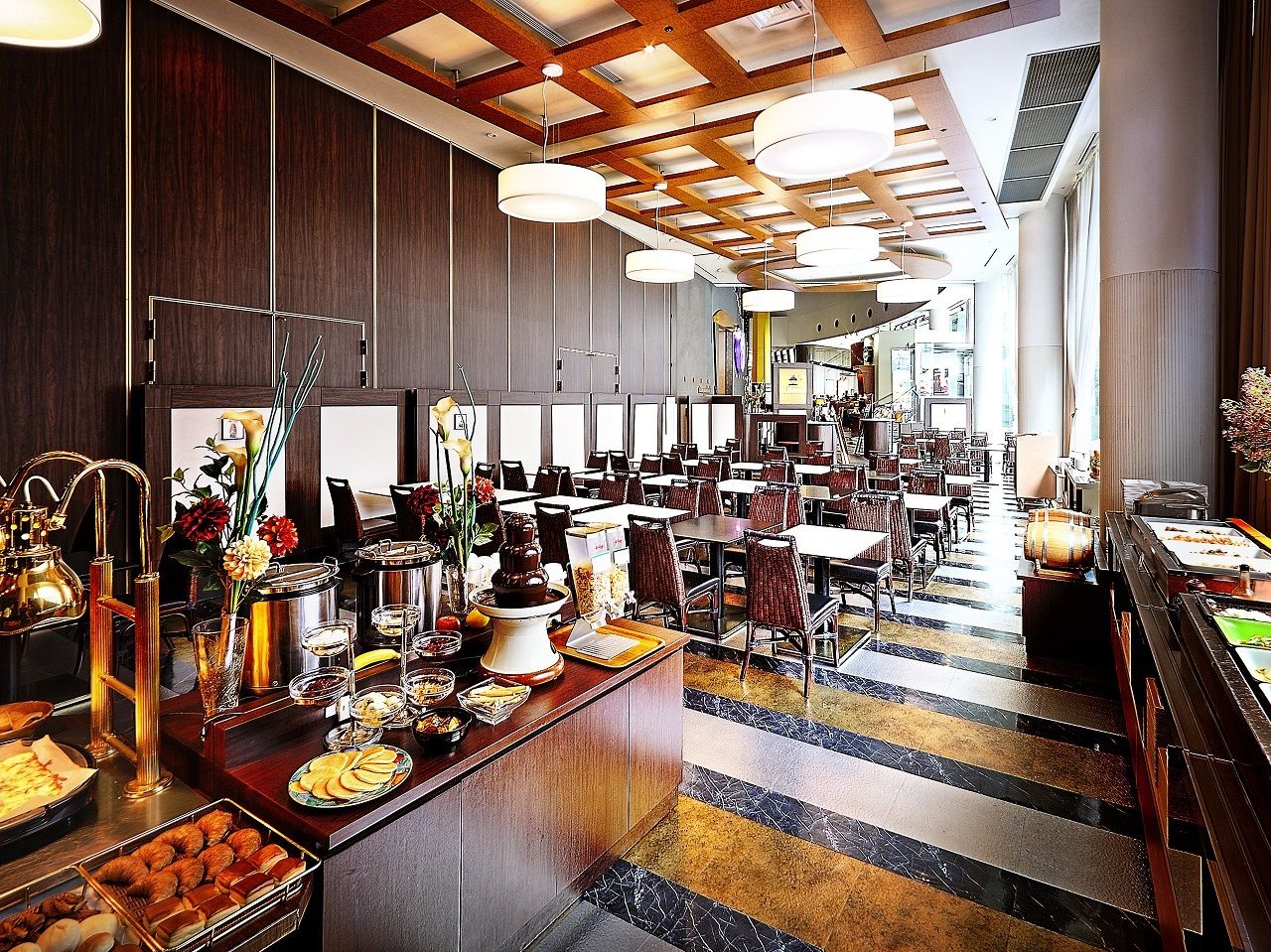Buffet with over 30 items + soft drinks Lunch buffet Adults 1,980 yen
