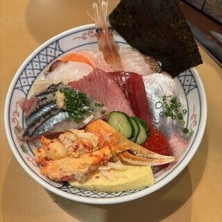 【僅限午餐預約】海鮮蓋飯套餐◎ 價格實惠，可享用當天精心挑選的10種海鮮！