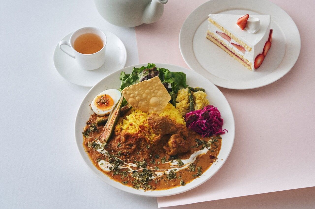 [Special Lunch with Dessert & Drink] Two kinds of spiced curry: Butter Chicken and Tomato Dal, served in a thali style.