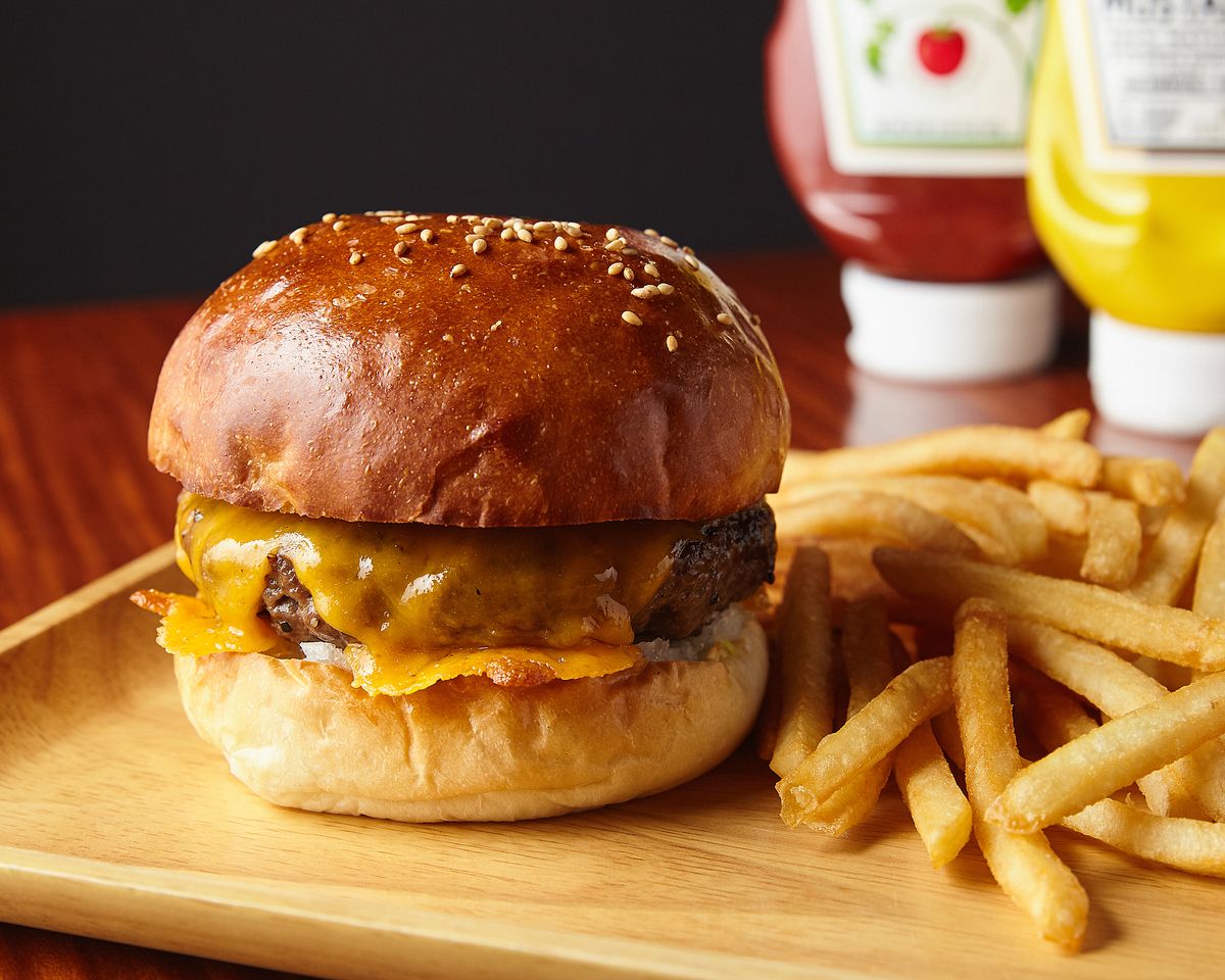 【Wagyu-Rindfleisch】 Cheddar-Käse-Burger