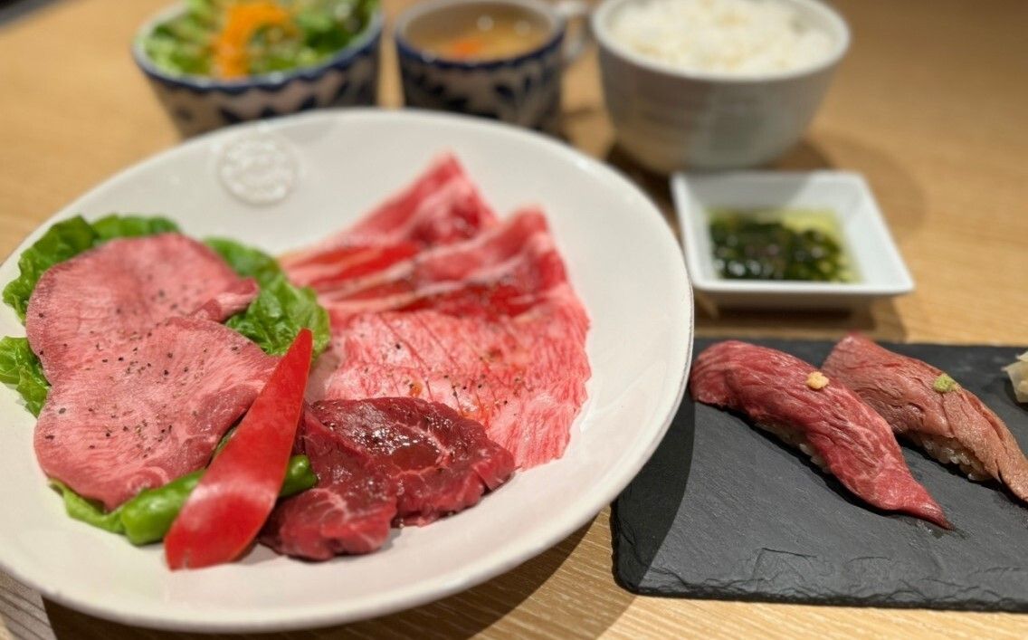 [Yokohama Kintan Exclusive] Yokohama Kintan exclusive lunch set at 3,580 yen, featuring 2 types of beef sushi and 4 types of grilled meats including our signature beef tongue.