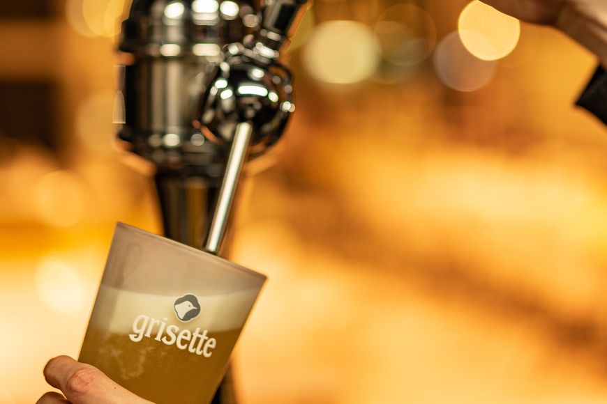 【2025忘年会！2H飲み放題】開放的な空間で‼レモンペッパーが効いた鶏もも肉のステーキが楽しめる！〆のパスタつき！ベルギービール樽生含む飲み放題付きコース【昼OK!/2名様~】