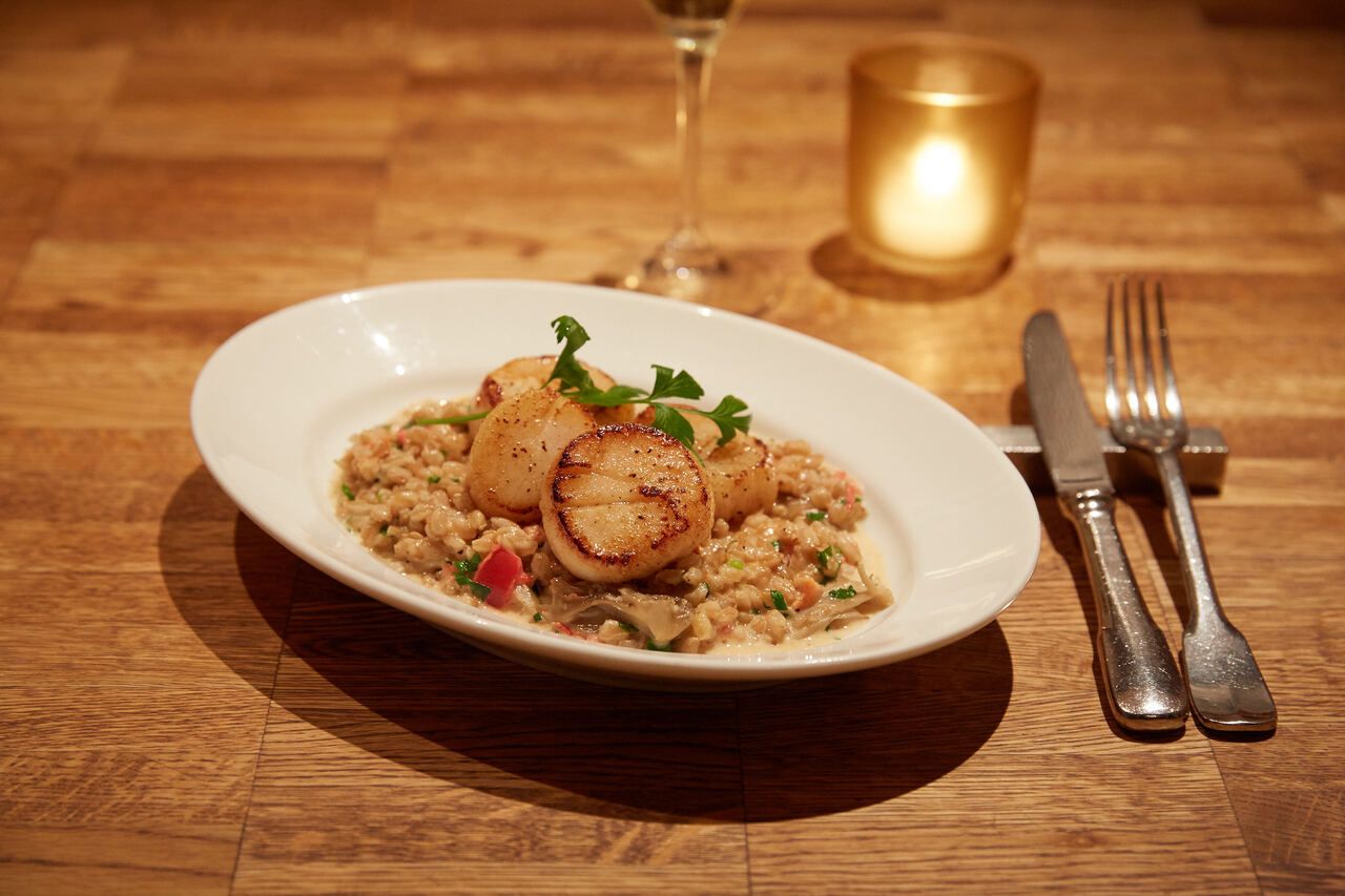 Dinner course with a Cheers Sparkling Wine at Indoor Counter