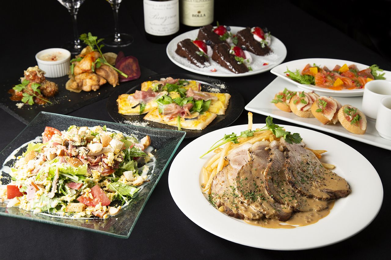 【カジュアルプランA+飲み放題2時間付】気軽にアクアルームをご堪能！豚のローストをはじめ旬の味覚が味わえるボリューム控えめの大皿シェアコースに90種以上の豊富な飲み放題付き　5000円