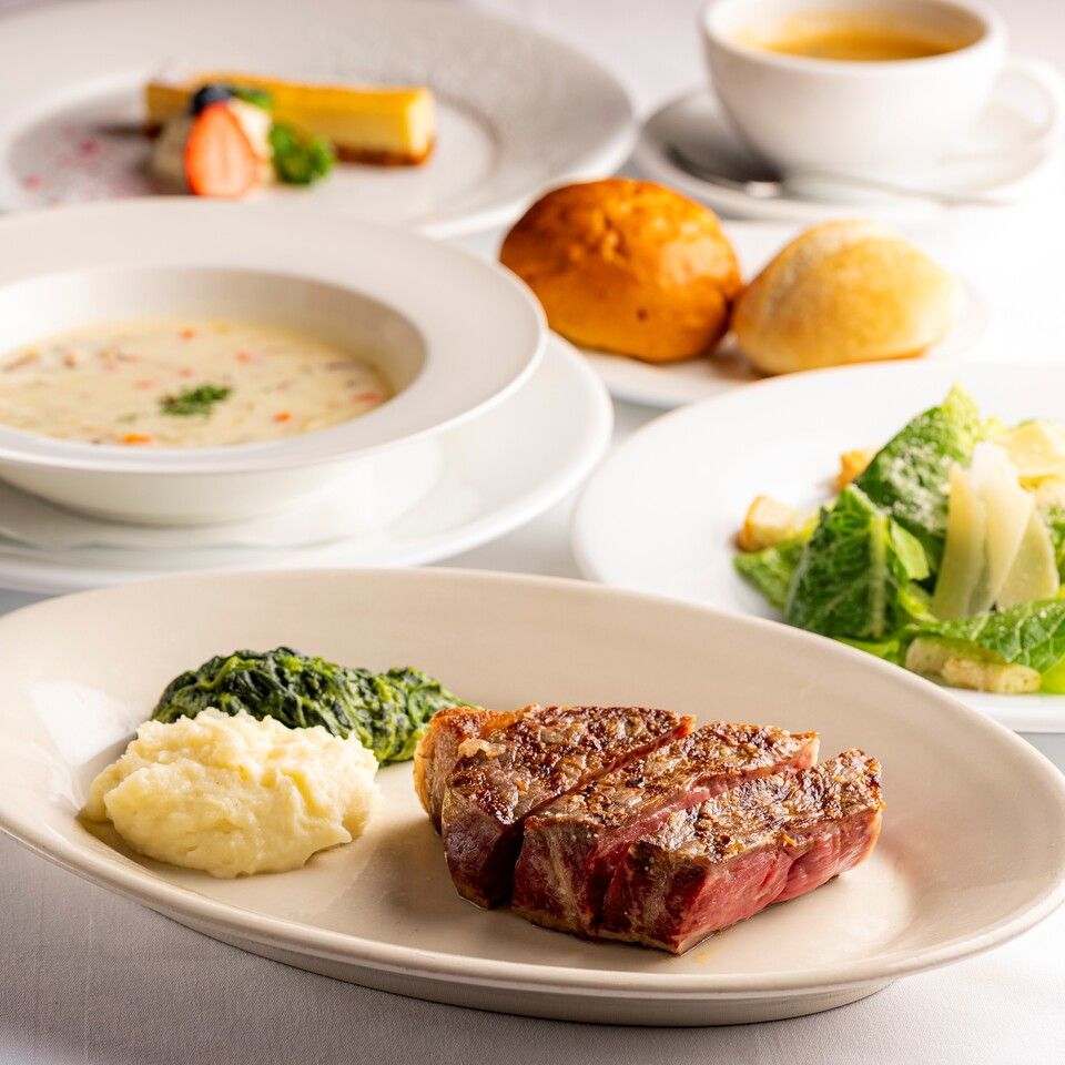 [Saturday, Sunday, and Holiday Lunch] Superb course featuring 300g of bone-in sirloin as the main dish