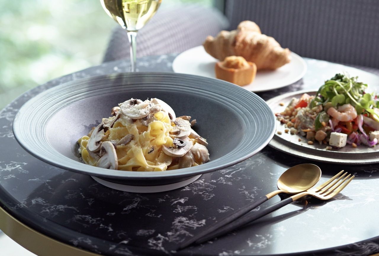 焼き立てパンとごちそうデリサラダのサイドビュッフェ付全72種組合わせ具だくさん生パスタランチ