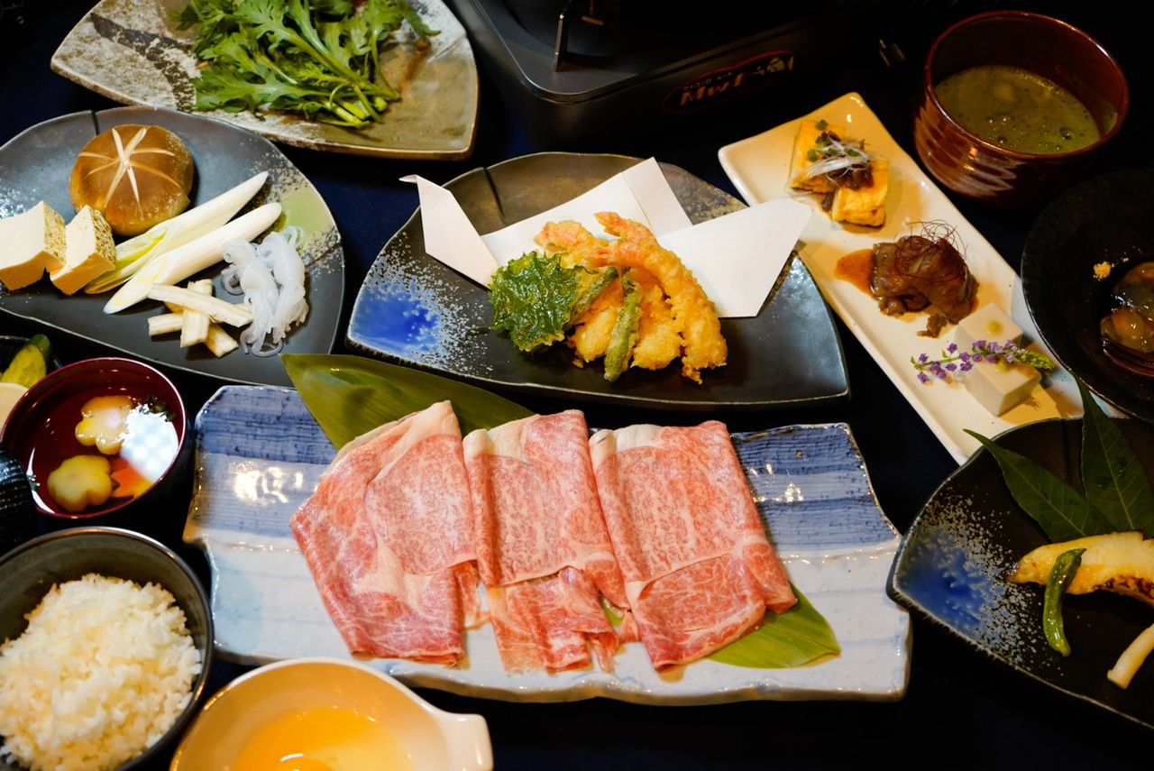 Hidangan sukiyaki daging sapi Wagyu halal