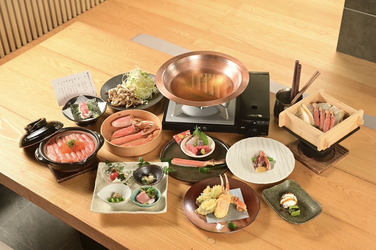 越前土鍋コース”祝賀”"One clay pot of rice is served for every 2 to 4 people."