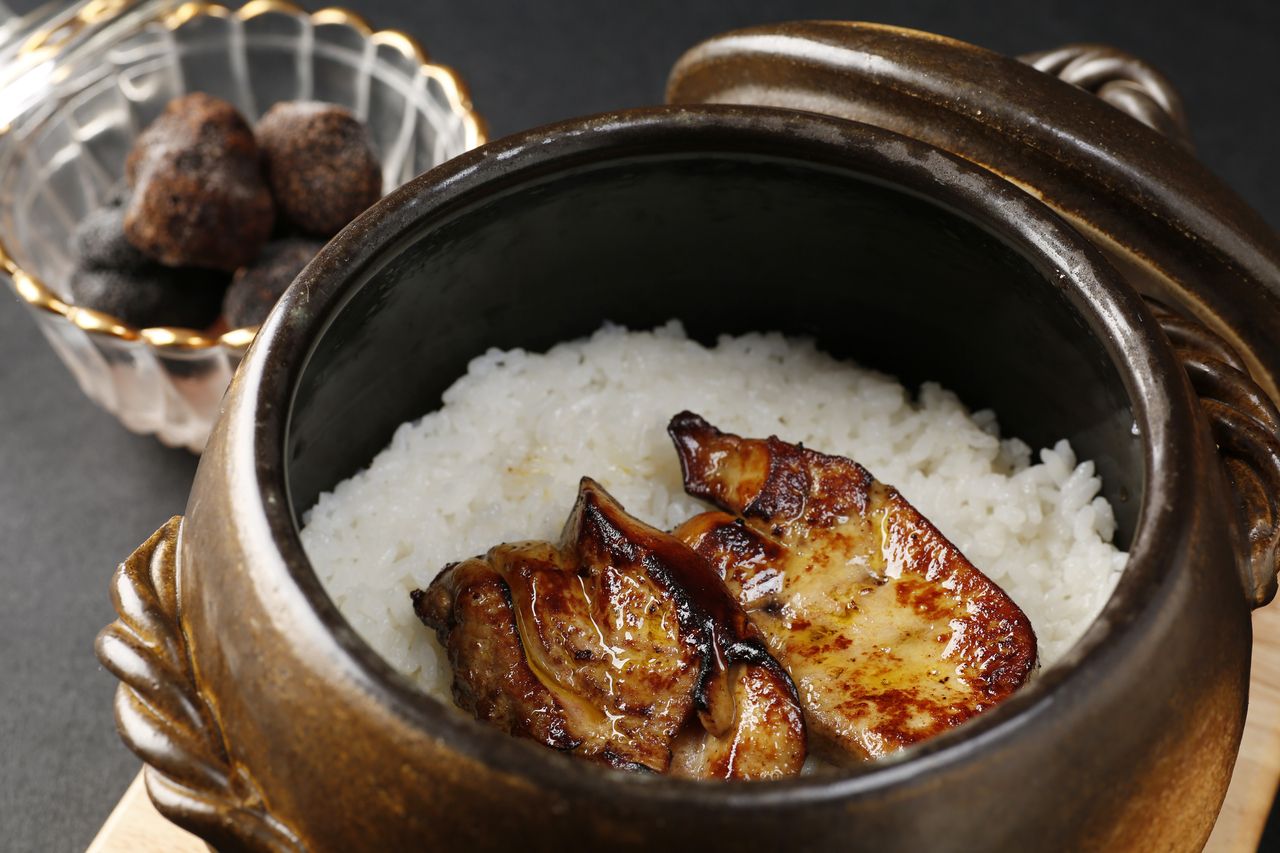 【Ponga Ebisu店豪华Omakase套餐】包括著名的榻榻米葱和盐、特色牛腩、松露和鹅肝煲饭在内的12道菜