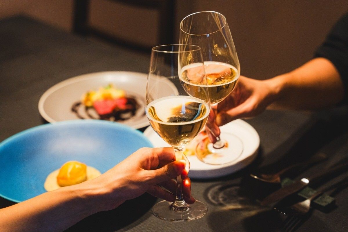 【テーブル席限定飲み放題コース】前菜3品、シェフ厳選のお肉、締めのパスタまで味わえるコース＋フリードリンク　※テーブル席限定