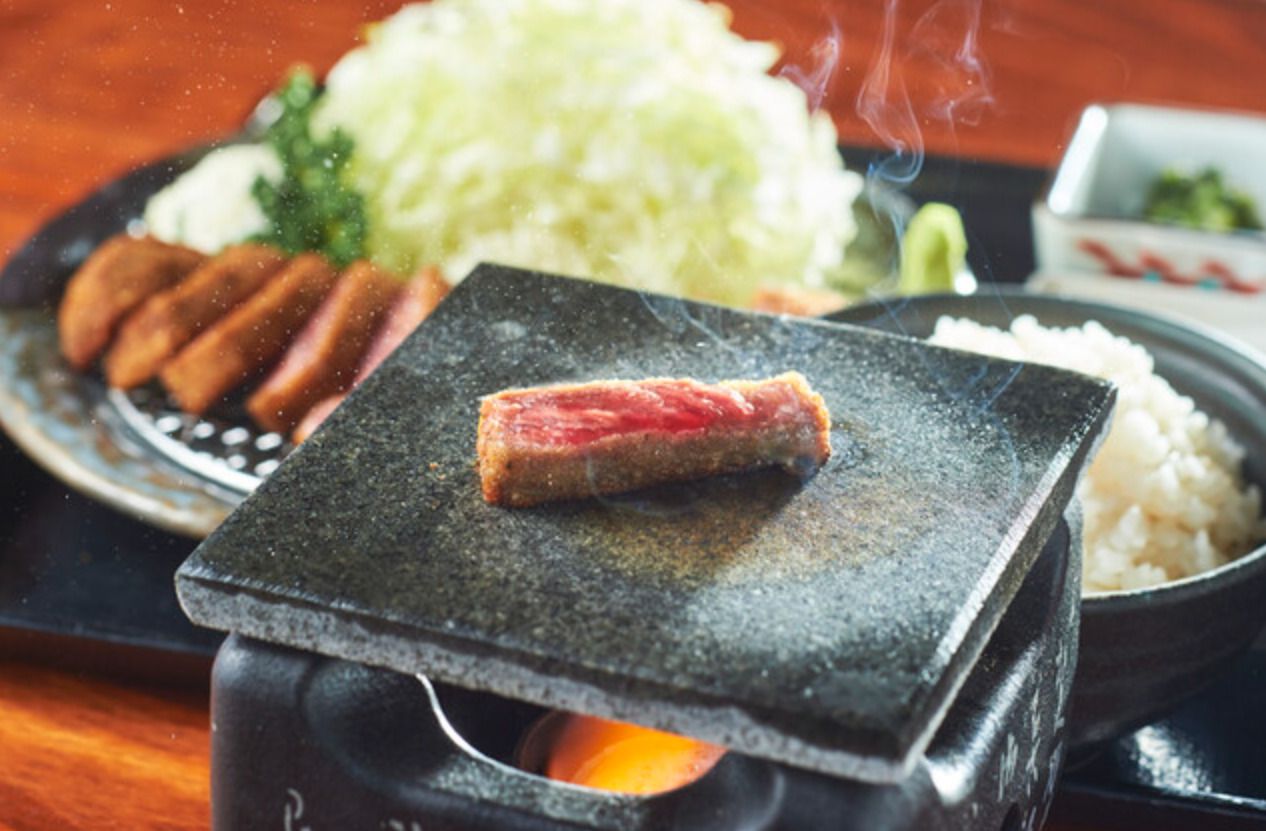 Gyukatsu-Set (牛かつ定食) mit 3 kleinen Beilagen — 130 g