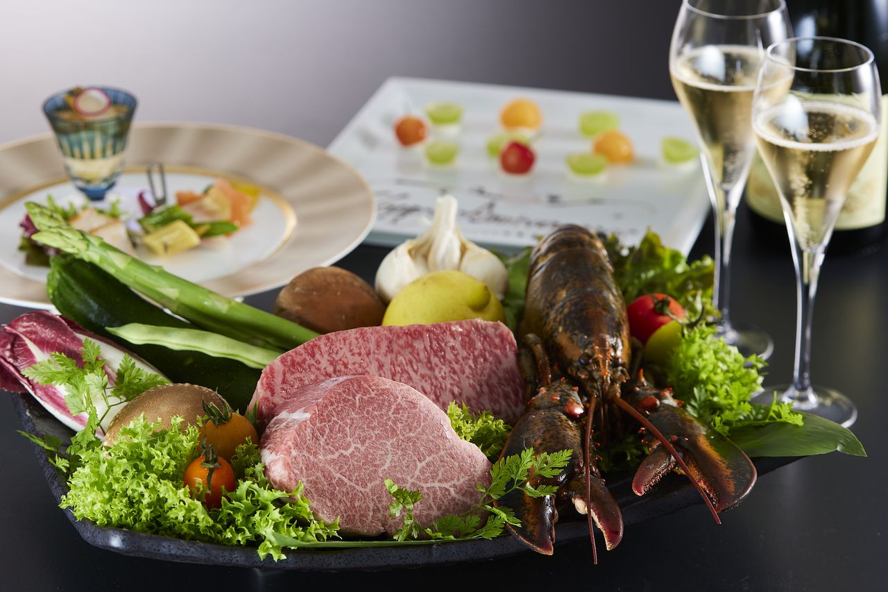 [Lunchtime only celebratory menu] Lobster and Shiretoko beef