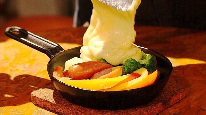 [Casual course] 5 dishes including cheese raclette♪ 2 hours of all-you-can-drink♪ (Pizza is also included for parties of 8 or more♪)