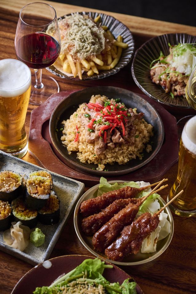 Includes 2 hours of all-you-can-drink [Take: Shibuya Tongue-Swallow Course] from appetizer rolls to the main charcoal grilled dish and garlic rice to finish off the meal!