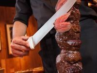 【スペシャルランチシュラスコ】　18種類のシュラスコ食べ放題と約30種類のサラダ・デザートブッフェ、ソフトドリンクバー付き～ブラジリアンバーベキュー～