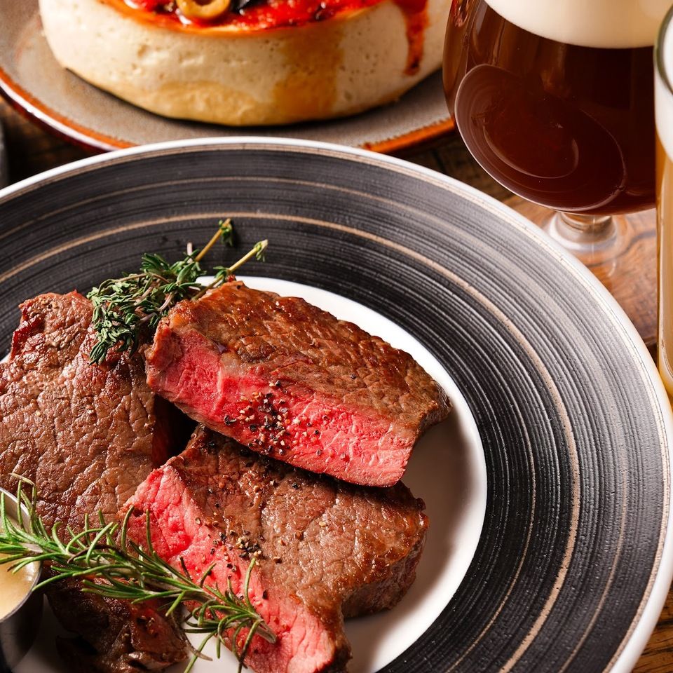 【2025忘年会】【乾杯ドリンク付き】メインは人気のシカゴピザとUS産アンガス牛チャックアイステーキ！2025デリリウム贅沢コース...4,600yen 2名様~